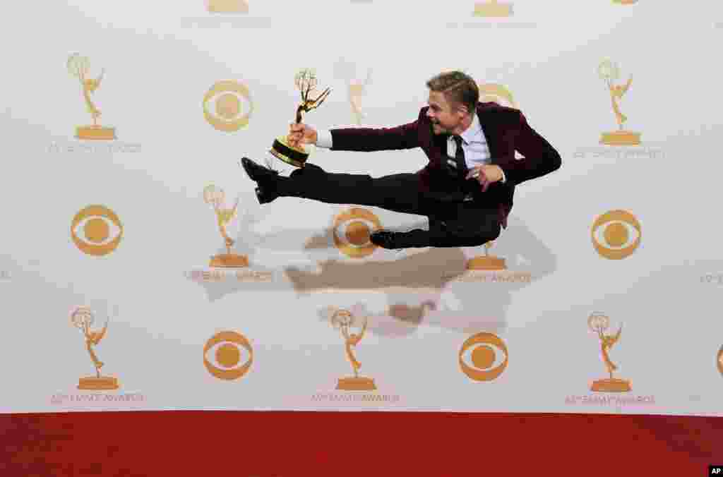 Derek Hough berpose di belakang panggung dengan penghargaan yang diterimanya untuk katagori koreografer terbaik &#39;Dancing with the Stars&#39;, pada acara Emmy Awards di Los Angeles.
