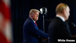 资料照片:美国总统特朗普与俄罗斯总统普京在阿拉斯加州安克雷奇的埃尔门多夫-理查森联合基地举行高峰会之后的联合记者会。(2025年8月15日)