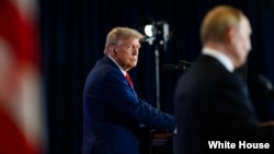 资料照片：美国总统特朗普与俄罗斯总统普京在阿拉斯加州安克雷奇的埃尔门多夫-理查森联合基地举行高峰会之后的联合记者会。(2025年8月15日) 