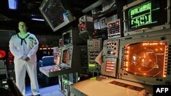 Amerikalı dənizçi ballistik raketdən müdafiə texnologiyasına malik Aegis gəmisinin silahlara nəzarət kabinəsində, Rumıniyanın Qara Dənizdəki Konstanta limanı, 7 iyun 2011 (arxiv fotosu)