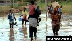 Des personnes traversent une partie de Pemba, une ville qui reste inondée sur la côte nord-est du Mozambique, le 2 mai 2019.