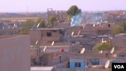 哈萨卡城遭空袭后浓烟从建筑物升起。 （2016年8月19日）