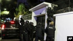Polisi mendobrak masuk ke kedutaan Meksiko di Quito, Ekuador, Jumat, 5 April 2024, untuk menangkap mantan Wakil Presiden Ekuador Jorge Glas yang bersembunyi di sana setelah Meksiko memberi suaka politik. (Foto: David Bustillos/AP Photo)