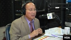  រូបឯកសារ៖ លោក ផៃ ស៊ីផាន រដ្ឋលេខាធិការ និង​អ្នក​នាំ​ពាក្យ​របស់​គណរដ្ឋមន្ត្រី ពិភាក្សា​អំពី​បញ្ហា​ជុំវិញ​បរាជ័យ​របស់​អាស៊ាន​ក្នុងការ​សម្រេច​ឲ្យ​បាន​នូវ​កិច្ច​ព្រម​ព្រៀង​លើ​ជម្លោះ​នៅ​សមុទ្រចិន​ខាង​ត្បូង ក្នុង​កម្មវិធី Hello VOA កាលពី​ថ្ងៃទី២៣ ខែកក្កដា ឆ្នាំ២០១២។ 