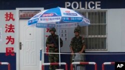 在新疆阿克苏执勤的武警 （美联社）