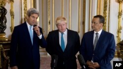 John Kerry, Boris Johnson et Ismail Ould Cheikh Ahmed faisant une déclaration sur le Yémen, Lancaster House, Londres, le 16 octobre 2016. 