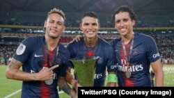 Neymar et ses coéquipiers posent avec le Trophée des Champions, Chine, le 8 août 2018. 