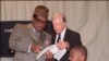 (Archive) Mokonzi ya kala ya RDC (Zaïre) Mobutu Sese Seko (G) azali kosolola na mokonzi ya kala ya ekolo Amerika Jimmy Carter y, 18 sanza ya misato 1996.