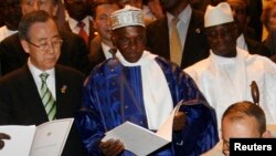 Le secrétaire général des Nations unies Ban Ki-moon, à gauche, le président sénégalais Abdoulaye Wade, au centre, et le président gambien Yahya Jammeh, à droite, à Dakar, Sénégal, 13 mars 2008.