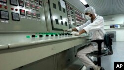 지난 2007년 이란 이스파한 외곽의 핵전환시설에서 시설 관계자가 일하고 있다. (자료사진)