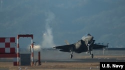 美国海军陆战队一架F-35B战机2017年2月3日在日本一个美军基地训练 （美国海军陆战队照片） 