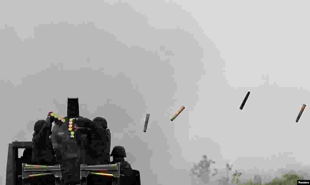 Anggota Marinir Angkatan Laut Brazil ambil bagian dalam latihan militer sekitar 100 kilometer sebelah utara Brasilia. 