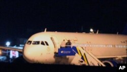 Pesawat penumpang Airbus A320 milik maskapai penerbangan Syrian Air dipaksa mendarat di bandara Ankara, Turki (10/10). Pemerintah Rusia menuntut penjelasan Turki terkait peristiwa yang dianggap membahayakan 17 penumpang Rusia yang juga berada dalam pesawat tersebut.