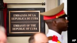 资料：古巴驻美国大使馆门前的仪仗兵