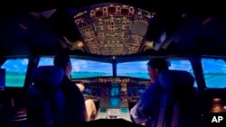 美国航空公司的空客A320模拟机在北卡罗来纳州的夏洛特航空公司展览（资料照片）。