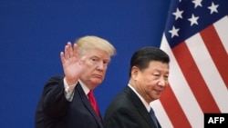 美国总统唐纳德·特朗普(左)和中国国家主席习近平离开北京人民大会堂举行的商界领袖活动（2017年11月9日）。