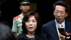 时任朝鲜外交部美国事务部副部长崔善姬在朝鲜驻北京大使馆门外对记者讲话。（2016年6月23日）