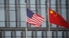 美中国旗在一家美国公司驻北京的办公楼外飘扬。（2021年1月21日）