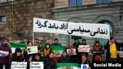 گروهی از معترضان به جمهوری اسلامی ایران در سوئد