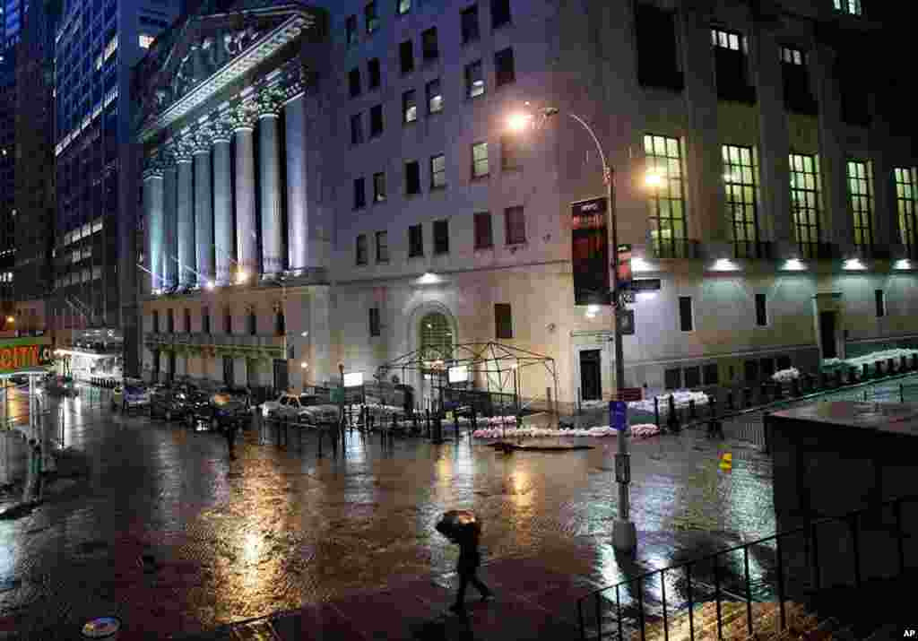 Nyu-York Səhm Birjasının daşqın sularından qorunması &uuml;&ccedil;&uuml;n qum torbalarından istifadə olunur. Qasırğa Nyu-York regionunda k&uuml;tləvi nəqliyyat, məktəblər və bizneslərin bağlanmasına səbəb olub.&nbsp; 29 oktyabr, 2012.