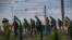 Des migrants qui ont réussi à traverser le terminal d'Eurotunnel marchent sur le côté de la voie ferrée alors qu'ils tentent de rejoindre une navette vers la Grande-Bretagne, le 28 juillet 2015 à Frethun, dans le nord de la France. (Photo AFP/Philippe Huguen)