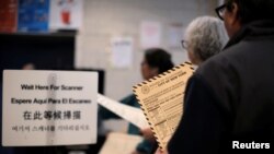 미국 뉴욕 주에서 대통령 선거 예비선거가 실시된 지난 19일 뉴욕 시 브루클린 지역에서 유권자들이 투표하기 위해 줄을 서 있다.