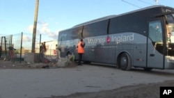 视频截图：一辆装载移民的大巴士离开法国一处难民营（2016年11月2日）