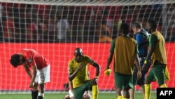 Mchezaj nyota wa Misri Mohamed Salah akionyesha kukata tamaa wakati wa pambano kati ya Misri na Afrika Kusini, katika uwanja wa mpira wa kimataifa wa Cairo Julai 6, 2019. Misri ilifungwa moja bila na Afrika Kusini (Photo by OZAN KOSE / AFP)