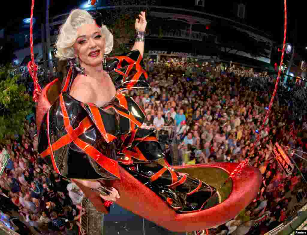 2018年12月31日，美国佛罗里达州基韦斯特的波旁圣酒吧，在杜瓦尔街举行的新年前夜庆祝活动中，加里&middot;马里昂，也称为寿司女王，在一只红色高跟鞋的超大复制品上。