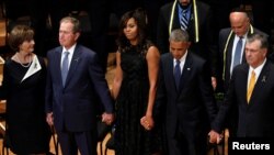 El presidente Barack Obama, el expresidente George W. Bush y sus esposas junto con el alcalde de Dallas Mike Rawlings, durante el servicio funeral de cinco policías asesinados en Dallas.