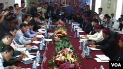 မြန်မာအစိုးရနဲ့ ကေအိုင်အိုအဖွဲ့ကြား ဆွေးနွေးပွဲတခု။