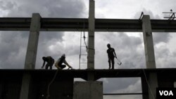 Menurut pakar Bank Dunia, salah satu aspek yang perlu didahulukan untuk meningkatkan perekonomian di Indonesia adalah pembangunan infrastruktur.