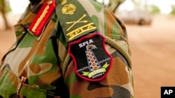 Komandan Tentara Pembebasan Rakyat Sudan (SPLA) dengan seragam militernya di Bentiu, negara bagian Unity, Sudan Selatan. (AP/Pete Muller)