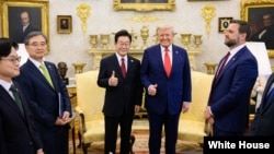 2025年8月25日，唐纳德·特朗普总统在白宫椭圆形办公室会见韩国总统李在明。