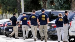 ماموران پلیس فدرال آمریکا، اف.بی.آی، در حال تحقیق در محل وقوع تیراندازی مرگبار در مرکز بهزیستی سان برناردینو در ایالت کالیفرنیا