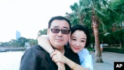 资料照：澳大利亚籍华裔作家杨恒均与妻子。（美联社/杨恒均的挚友、悉尼科技大学中国研究副教授冯崇义提供）