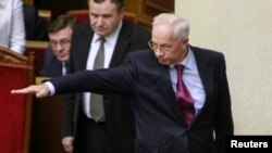 乌克兰总理阿扎罗夫（右）在基辅举行的一次议会会议上打手势。（2013年12月3日）