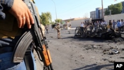 29일, 쿠르드 자치정부 수도인 아르빌에서 보안기구 소속 군인이 자동차 폭탄 테러가 발생한 현장에서 경비를 서고 있다. 