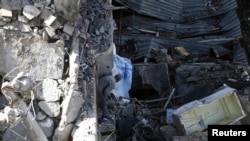 Un homme évaluant les dégats à Douma, dans la Ghouta orientale, Syrie, le 27 février 2018.