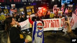 2024年3月9日，在以色列特拉维夫，被哈马斯武装组织扣押在加沙的以色列人质的亲友参加集会，呼吁释放他们。