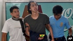 Pria Malaysia, Chong Wei Jie (tengah) tiba di Jolo, provinsi Sulu di Filipina Selatan (6/8). Chong berhasil lolos dari militan terkait al-Qaida yang telah menahannya selama sembilan bulan.