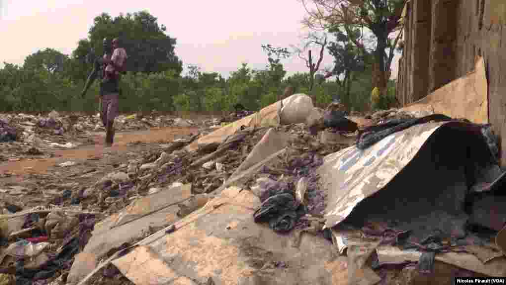 Wani Mutum Da Dan Sa Na Tafiya Cikin Tarkace Kusa Da Sabon Sansanin &#39;Yan Gudun Hijira Kochogoro Dake Abuja Najeriya &nbsp;