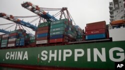 资料照片：停泊在德国汉堡港的中国集装箱货轮。