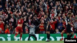 Roberto Firmino de Liverpool jubile après son but contre le PSG, Angleterre, le 18 septembre 2018.