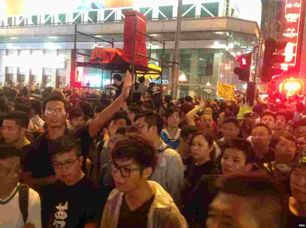 旺角爆发支持和反占中人士的大规模对峙 (美国之音海彦拍摄) 