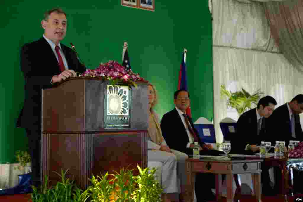 ឯកអគ្គរដ្ឋទូតសហរដ្ឋអាមេរិកប្រចាំ កម្ពុជាលោក William Heidt ថ្លែងក្នុងពិធី ប្រារព្ធខួបលើកទី១១ នៃអ្នកស្ម័គ្រចិត្ត Peace Corps ស្បថចូលបំពេញការងារ កាលពីព្រឹកថ្ងៃសុក្រទី១៥ កញ្ញា ២០១៧ នៅទីក្រុងភ្នំពេញប្រទេសកម្ពុជា។ (ទុំ ម្លិះ/VOA)