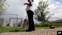 一名自称非法进入美国的女子等待在美国生子（资料图）