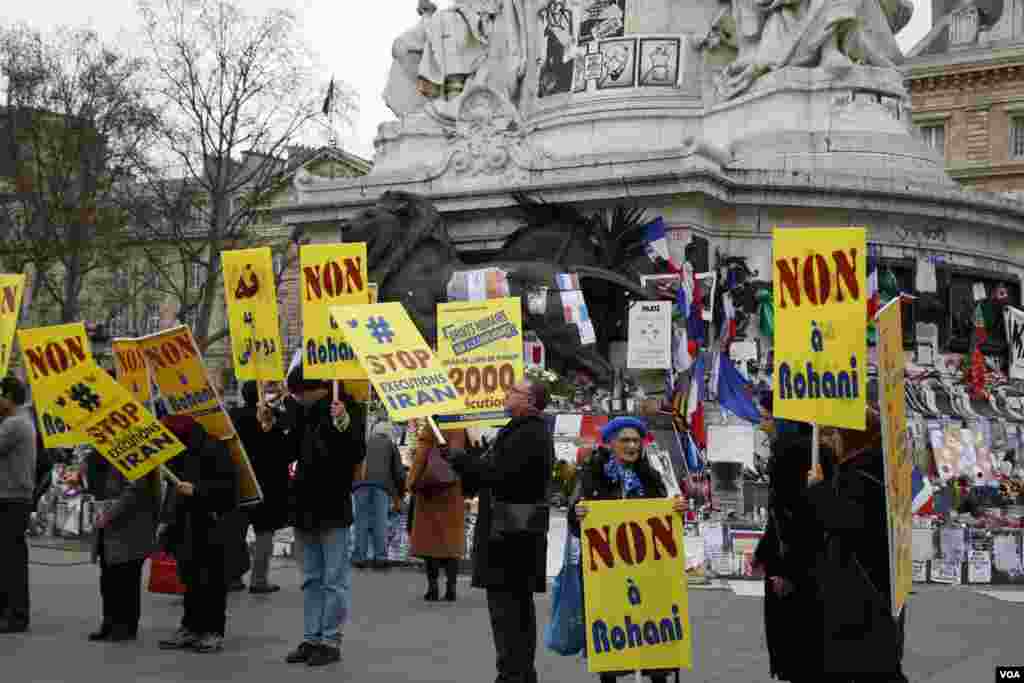 معترضان مجاهد پلاکاردهایی با مضمون "نه به روحانی" در دست داشتند. 