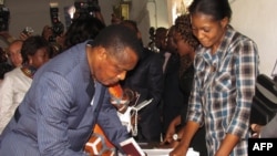 Le Président congolais Denis Sassou Nguessou vote à Brazzaville, 25 Oct., 2015.