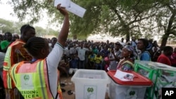 Yayin da ake kidaya kuri'a a wata rumfar kada kuri'a a garin Yola na jihar Adamawa a arewa maso gabashin Najeriya